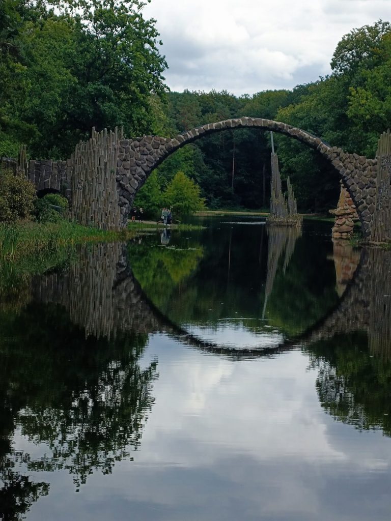 Rakotzbrücke mit Spiegelbild, Rhododendronpark Kromlau