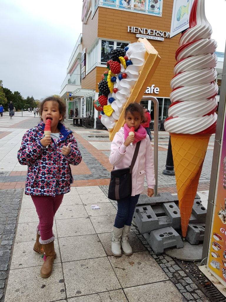 Eis essen auf der Promenade.