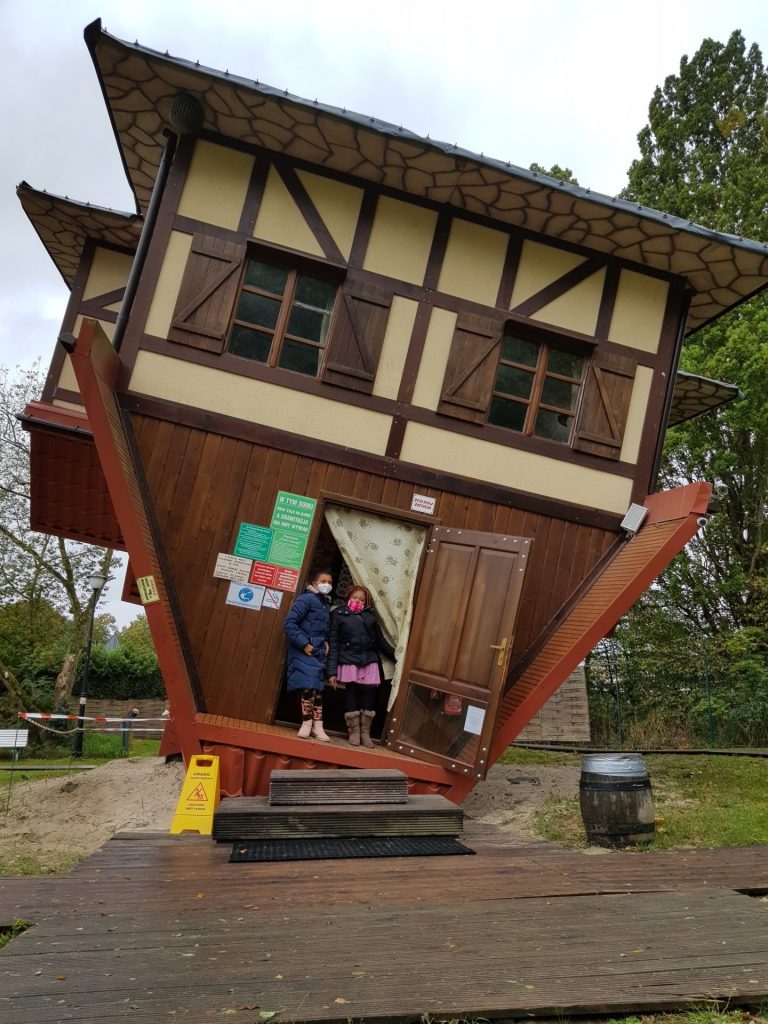 Ein Haus steht Kopf