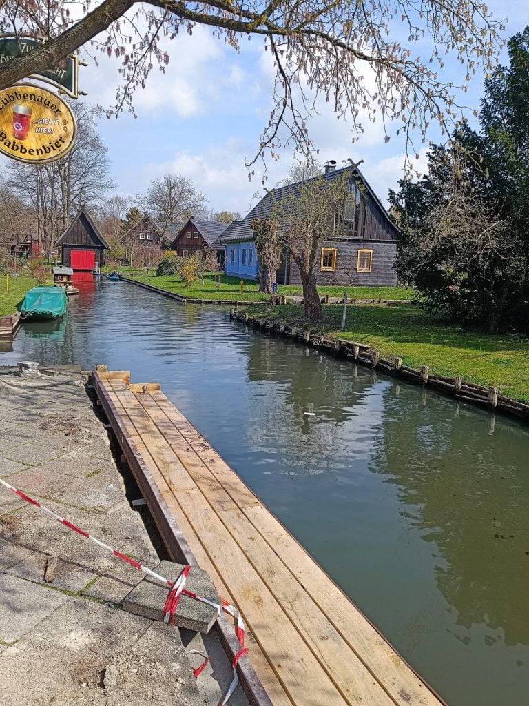 Tagesausflug in den Spreewald: Unsere Kahnfahrt 5 Tagesausflug in den Spreewald, Bild 11. Anlegestelle am Wirtshaus Zum Fröhlichen Hecht