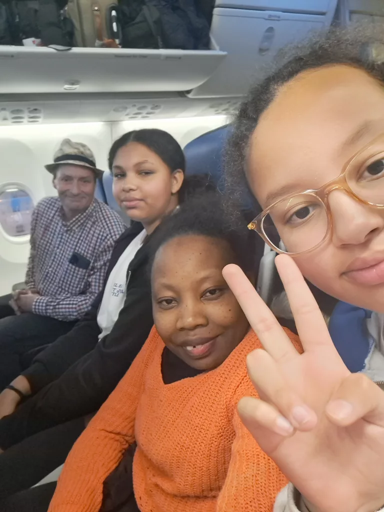 Familienurlaub in Kenia - im Flugzeug