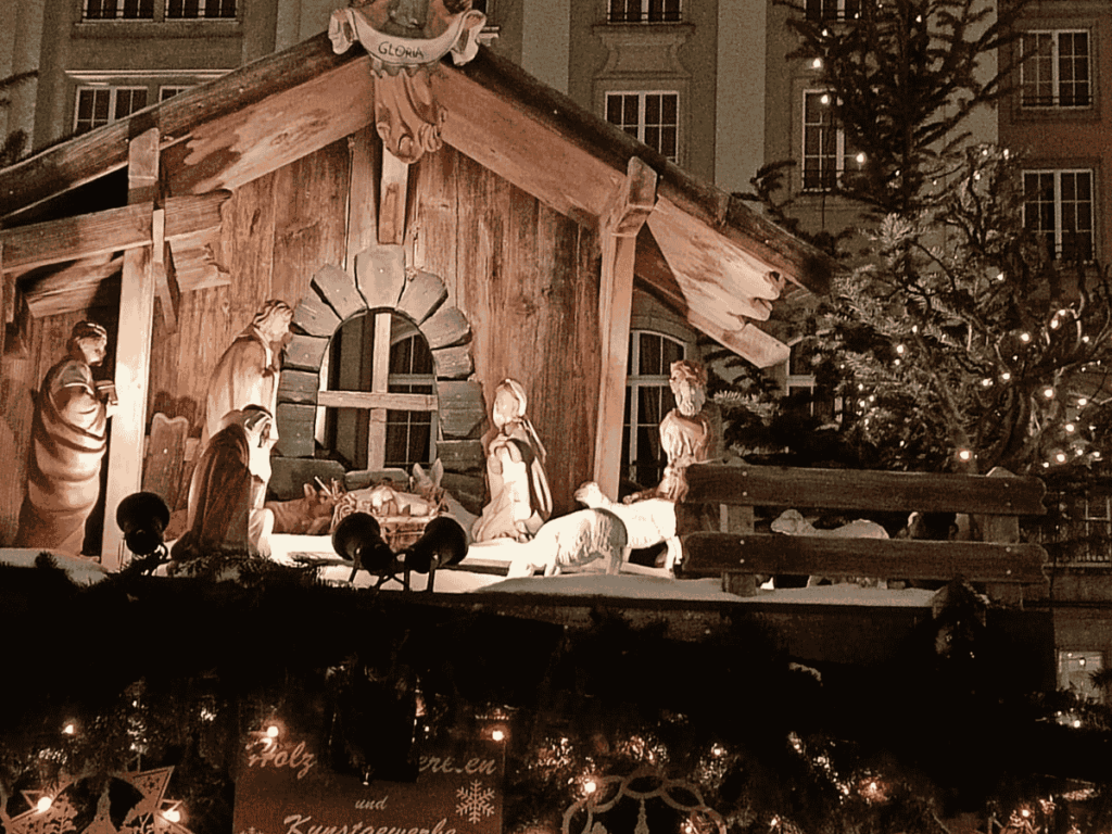 Weihnachtsmarkt Dresden Striezelmarkt. Weihnachtliches Krippenspiel aus Holz auf einem Marktstand.